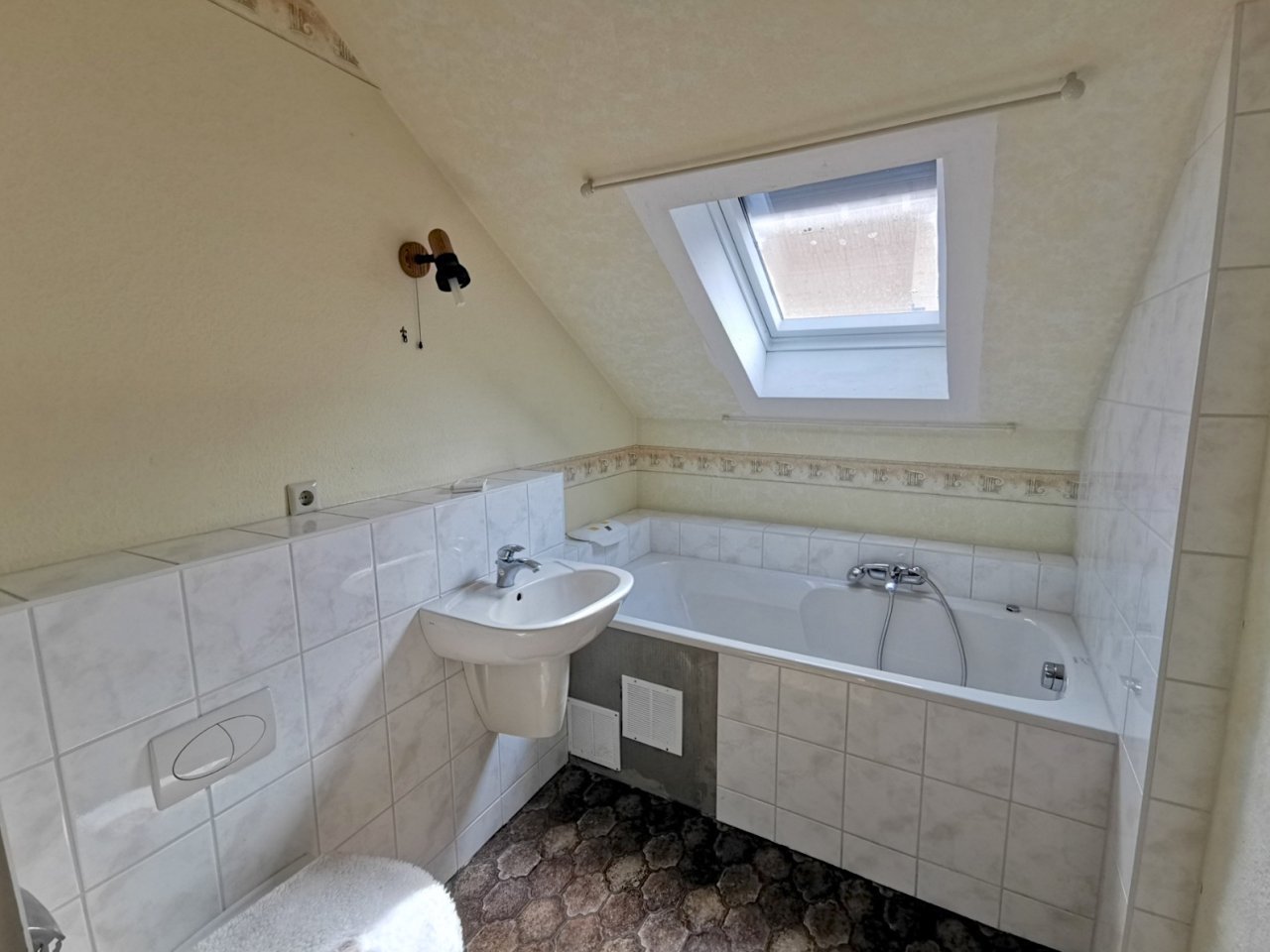 Wohnhaus mit Laden/Lagerfläche in Wehrheim Mitte