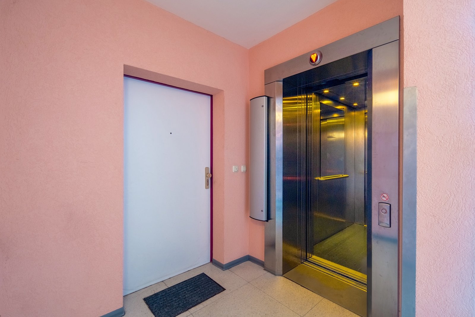 Über den Wolken ! 1-Zimmer-Apartment mit Fernblick/ Aufzug