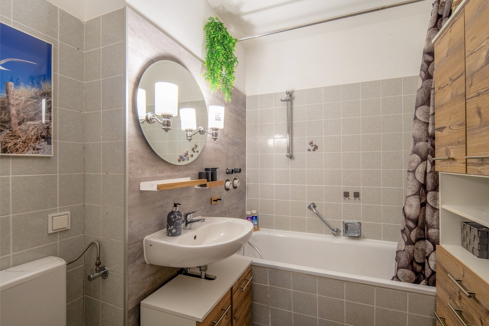 Modernisierte 2-Zimmerwohnung Balkon und Stellplatz