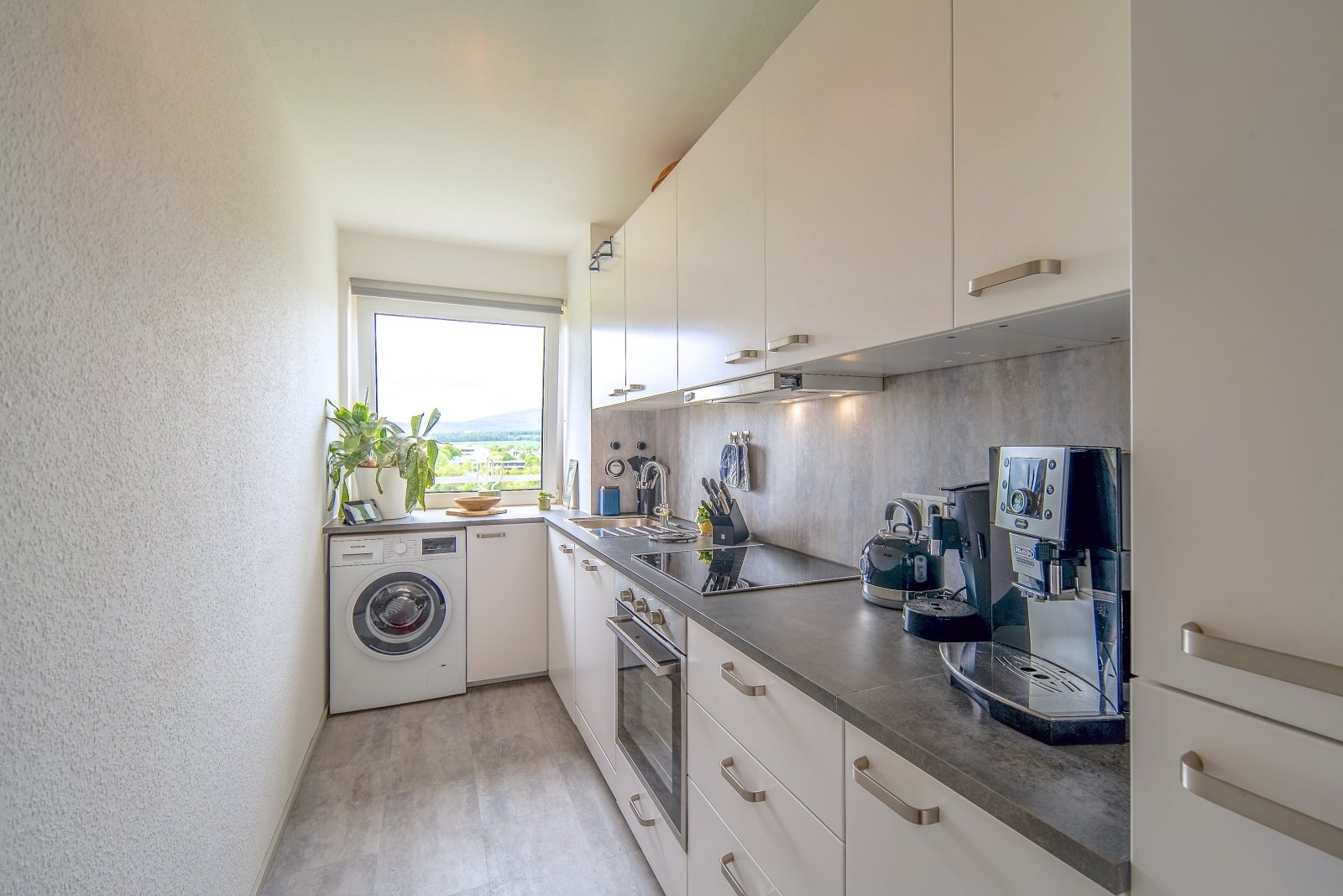 Modernisierte 2-Zimmerwohnung Balkon und Stellplatz