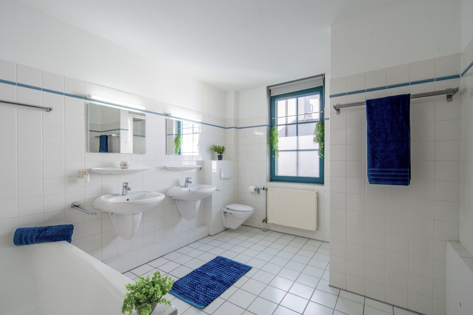 OG_Badezimmer mit Dusche und Wanne