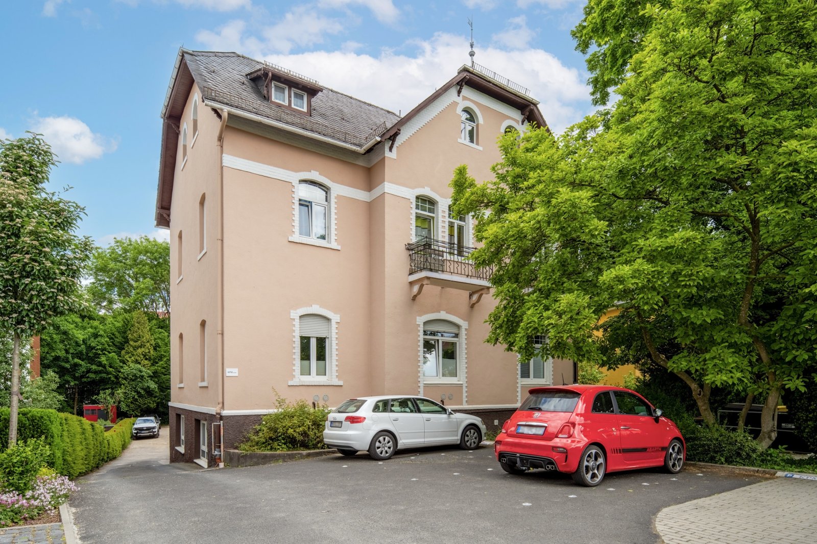 Gebäude Vorderansicht Gebäude Vorderansicht