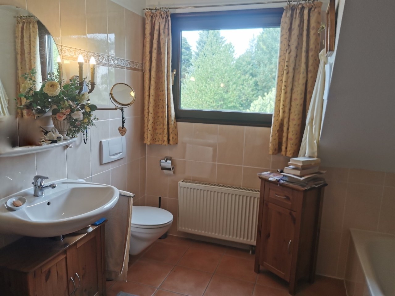 Bad mit Wanne und Dusche Bad mit Wanne und Dusche