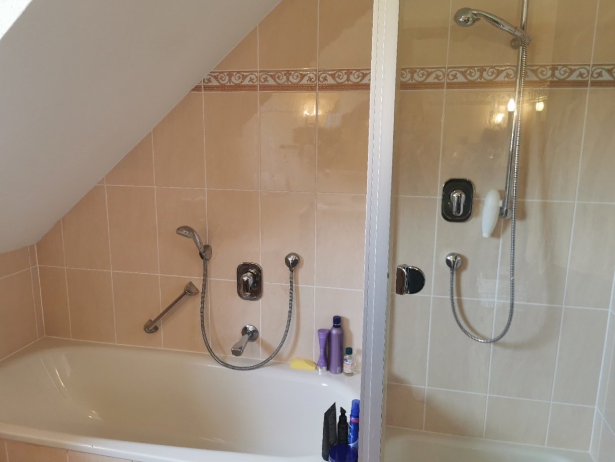Bad mit Wanne und Dusche Bad mit Wanne und Dusche
