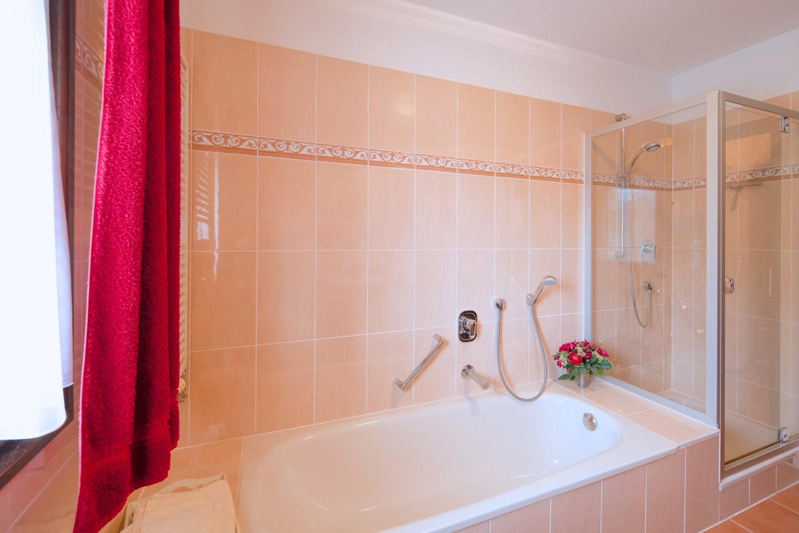 EG_Bad mit Wanne und Dusche EG_Bad mit Wanne und Dusche