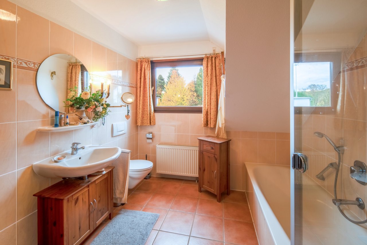 OG_Bad mit Wanne und Dusche OG_Bad mit Wanne und Dusche