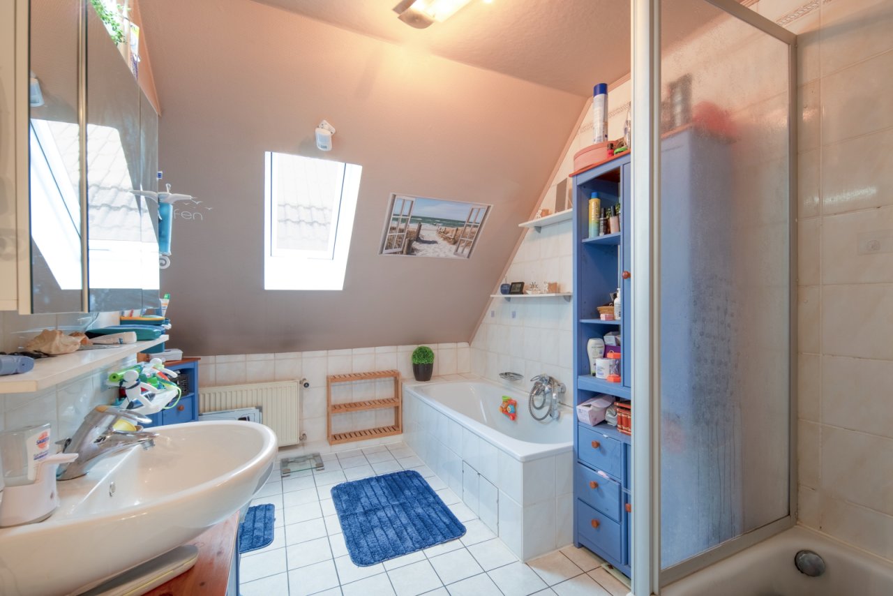 DG_Bad mit Wanne und Dusche DG_Bad mit Wanne und Dusche