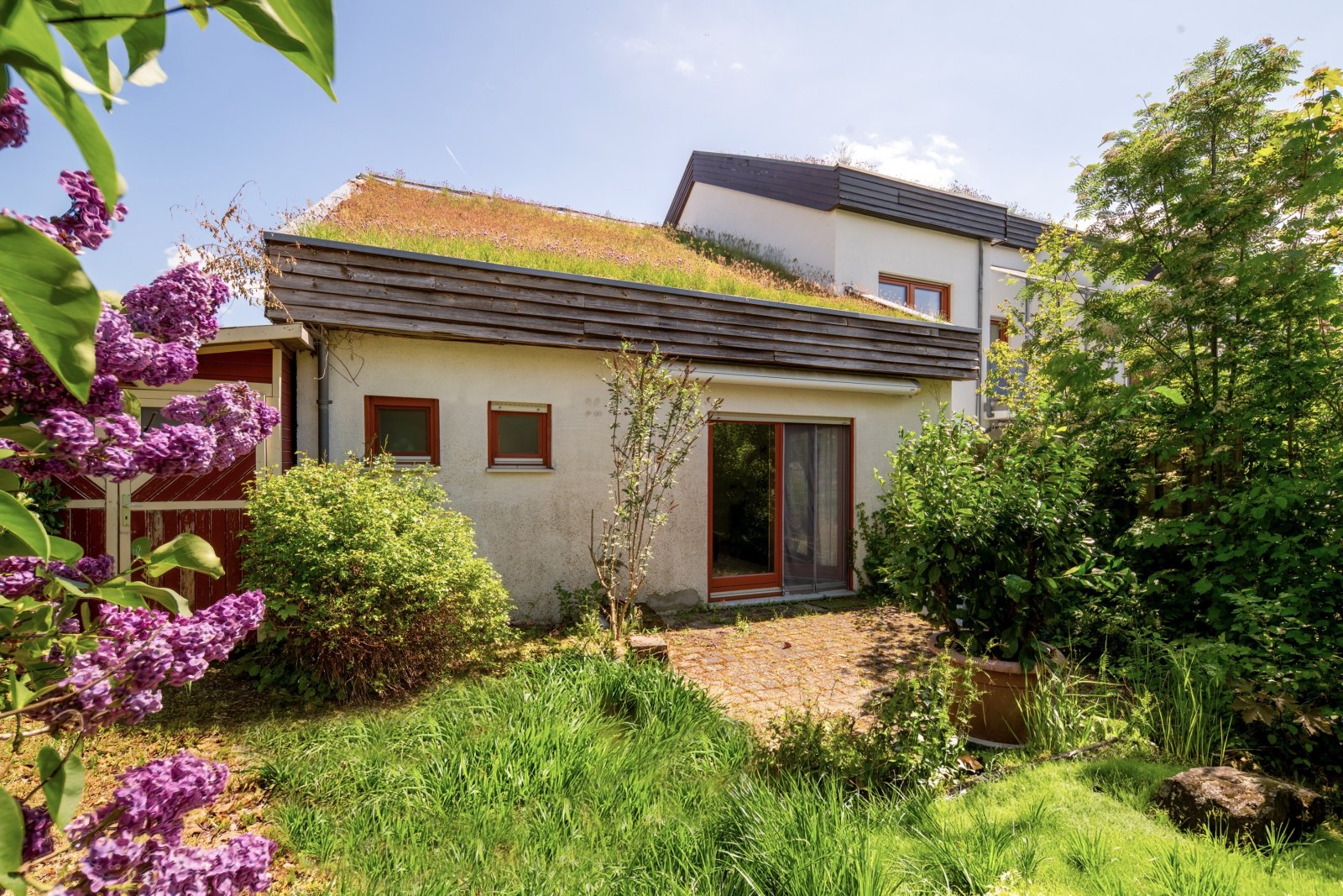 Rückansicht Haus mit Garten + Terrasse Rückansicht Haus mit Garten + Terrasse