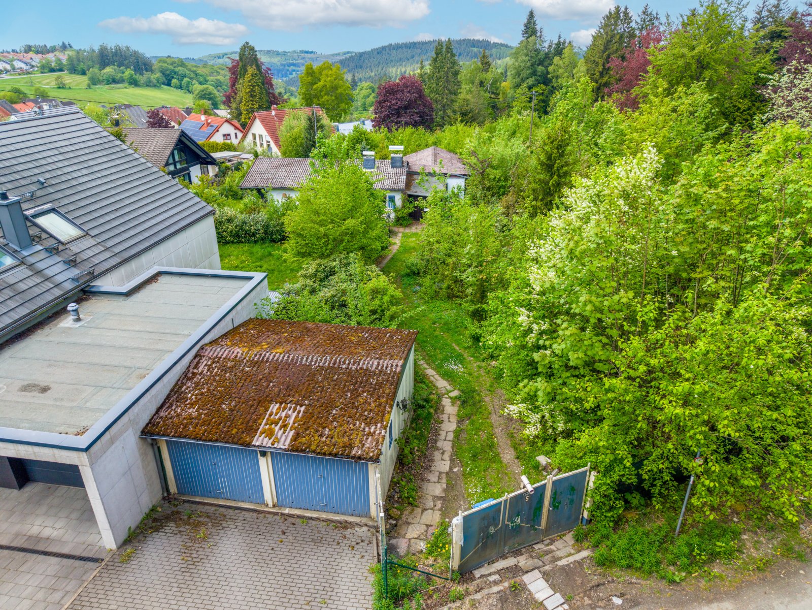 Zugang Grundstück mit Altbestand Doppelgarage / Abriss Zugang Grundstück mit Altbestand Doppelgarage / Abriss