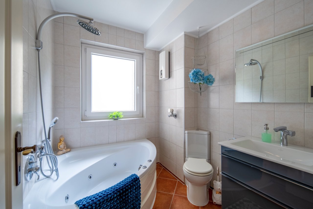 Tageslichtbad mit Wanne + WC Tageslichtbad mit Wanne + WC