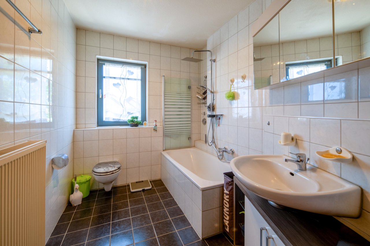 Tageslichtbad mit Wanne und WC Tageslichtbad mit Wanne und WC