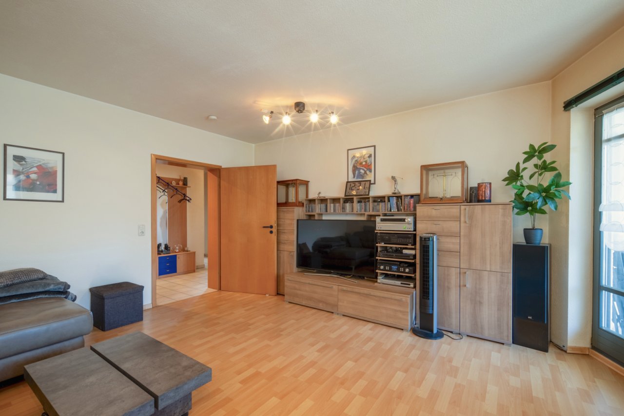 Wohn-Essbereich mit Zugang zur Loggia Wohn-Essbereich mit Zugang zur Loggia