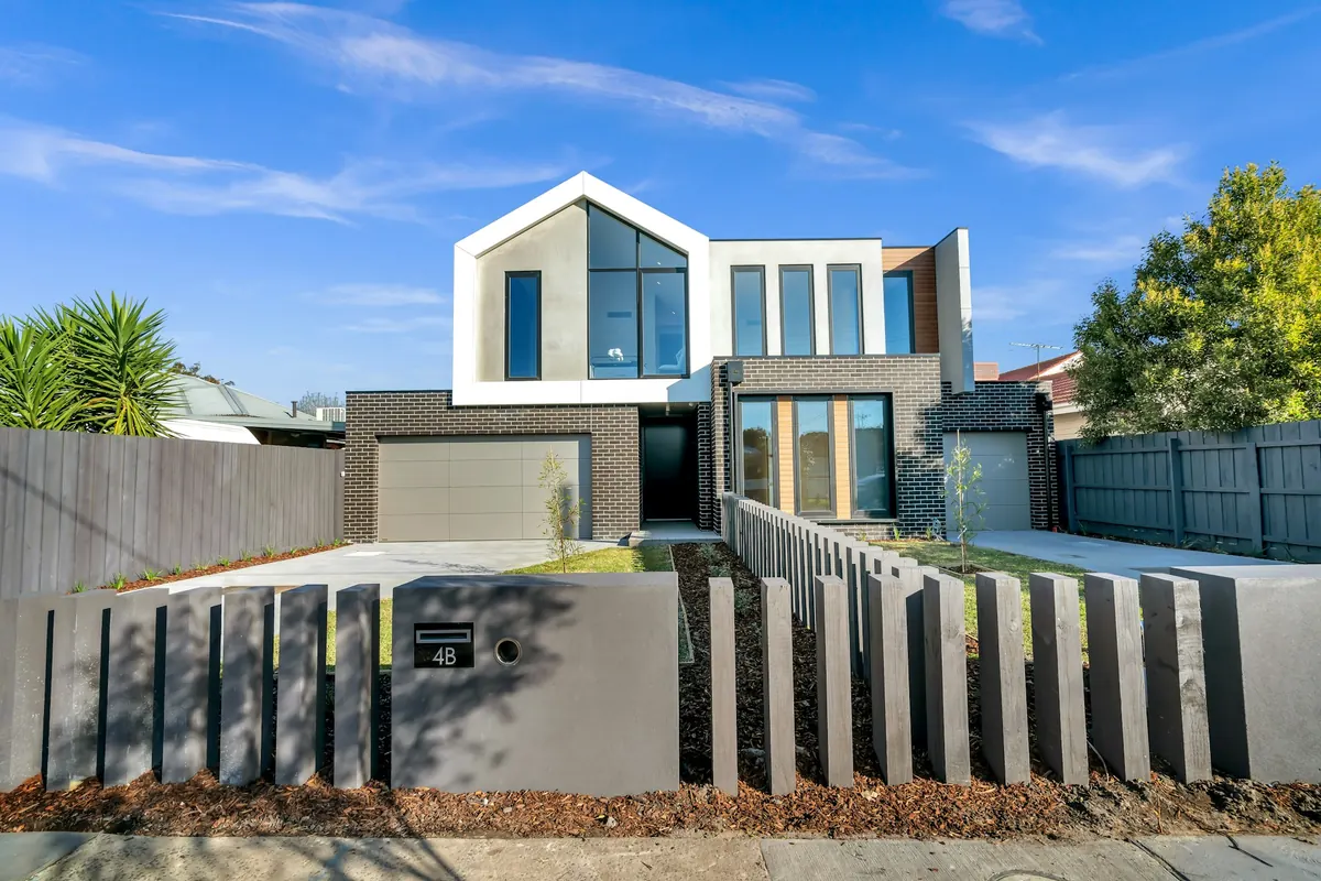 Modernes Einfamilienhaus mit Giebel und Holzzaun