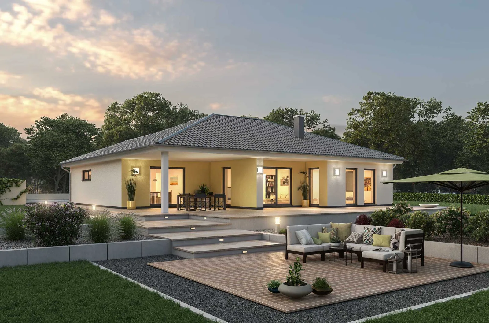 Winkelbungalow mit Walmdach und beleuchteter Terrasse in der Abenddämmerung