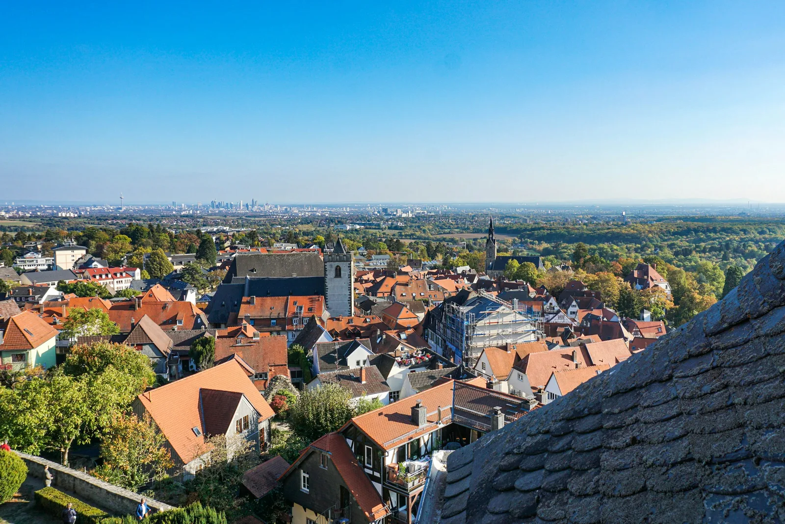 Blick über die Dächer der Altstadt von Kronberg im Taunus, am Horizont die Frankfurter Skyline