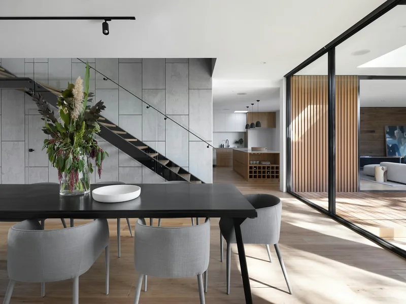Lichtdurchflutete Loft-Wohnung mit Essbereich, offener Treppe und Glasfront