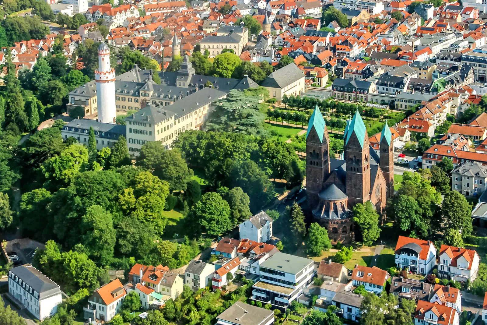 Luftbild von Bad Homburg mit Schloss, Weißem Turm, Erlöserkirche und den umliegenden Wohnvierteln