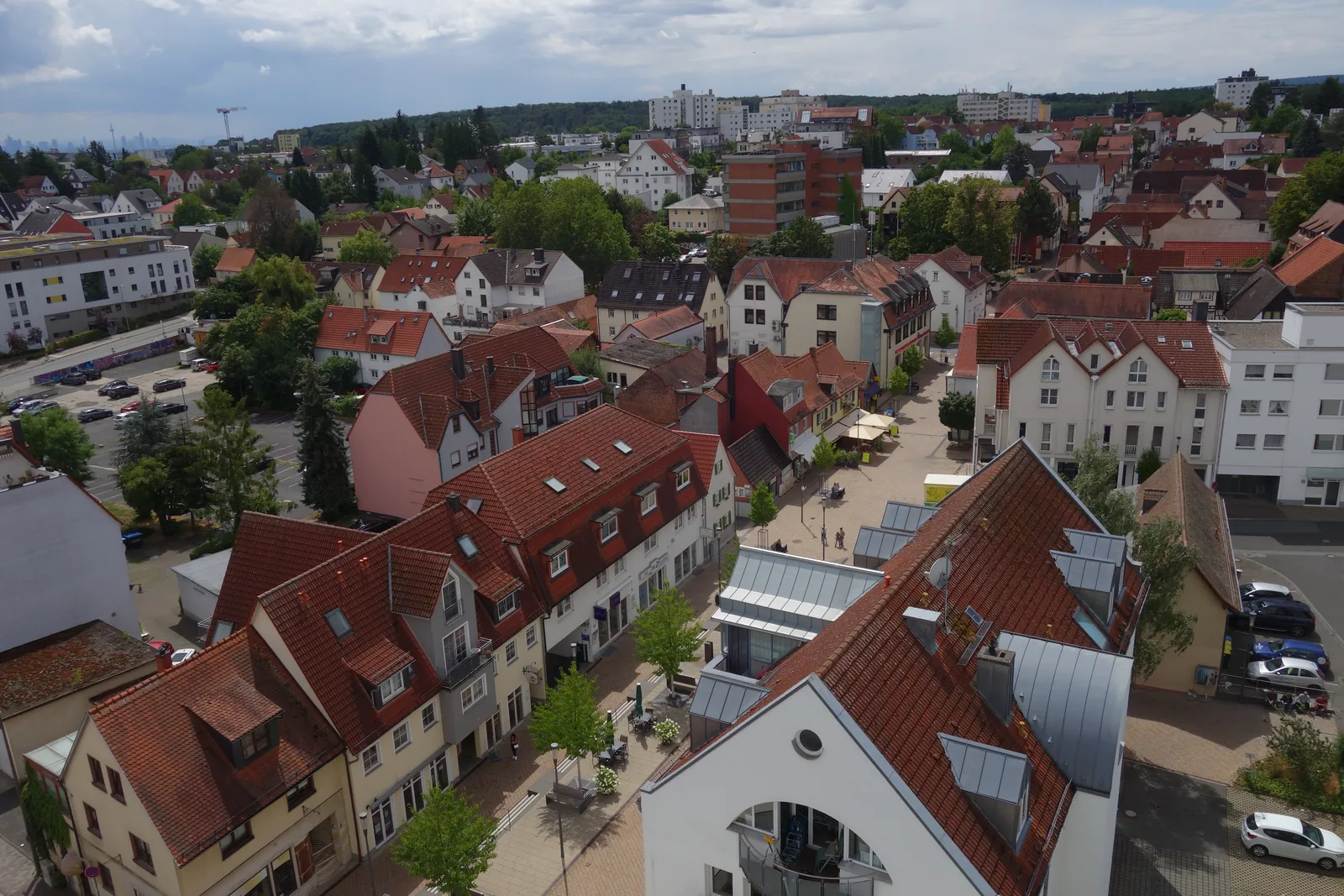Blick über die Dächer von Friedrichsdorf mit Straße, Wohnhäusern und Geschäften