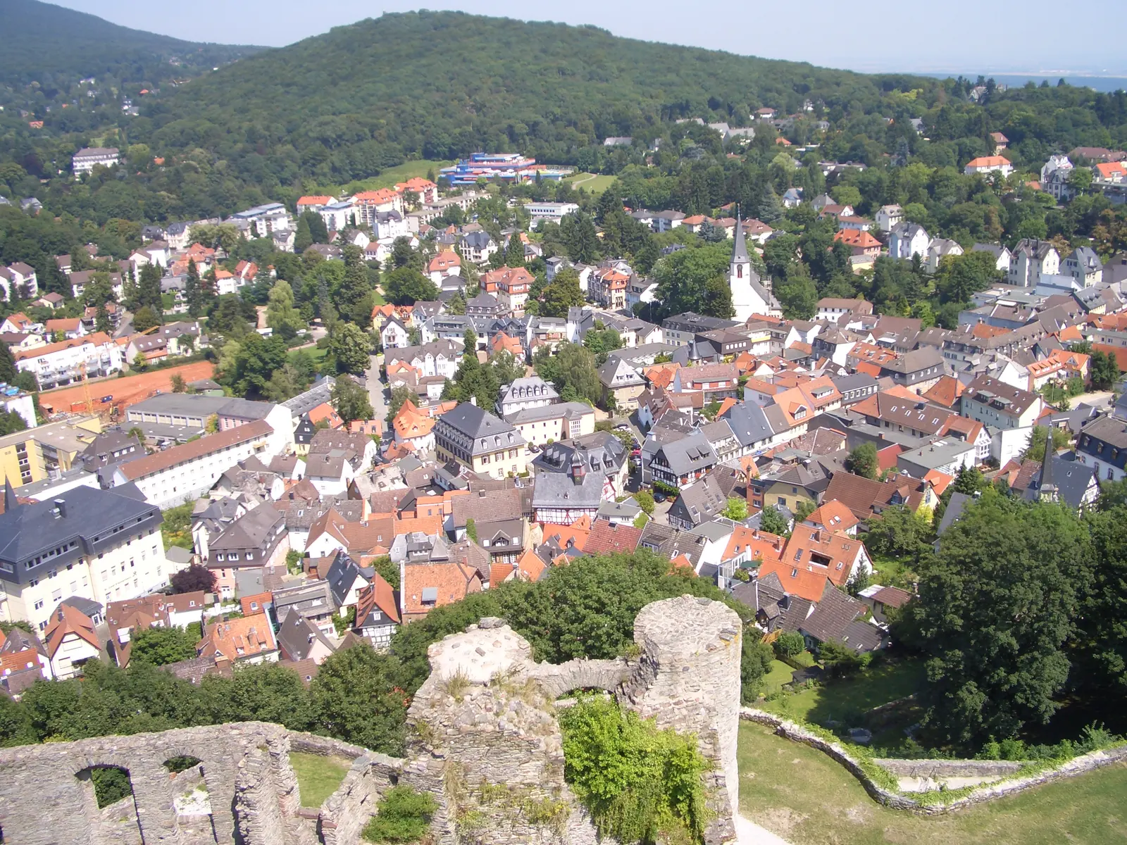 Blick von der Burgruine über die Dächer von Königstein im Taunus
