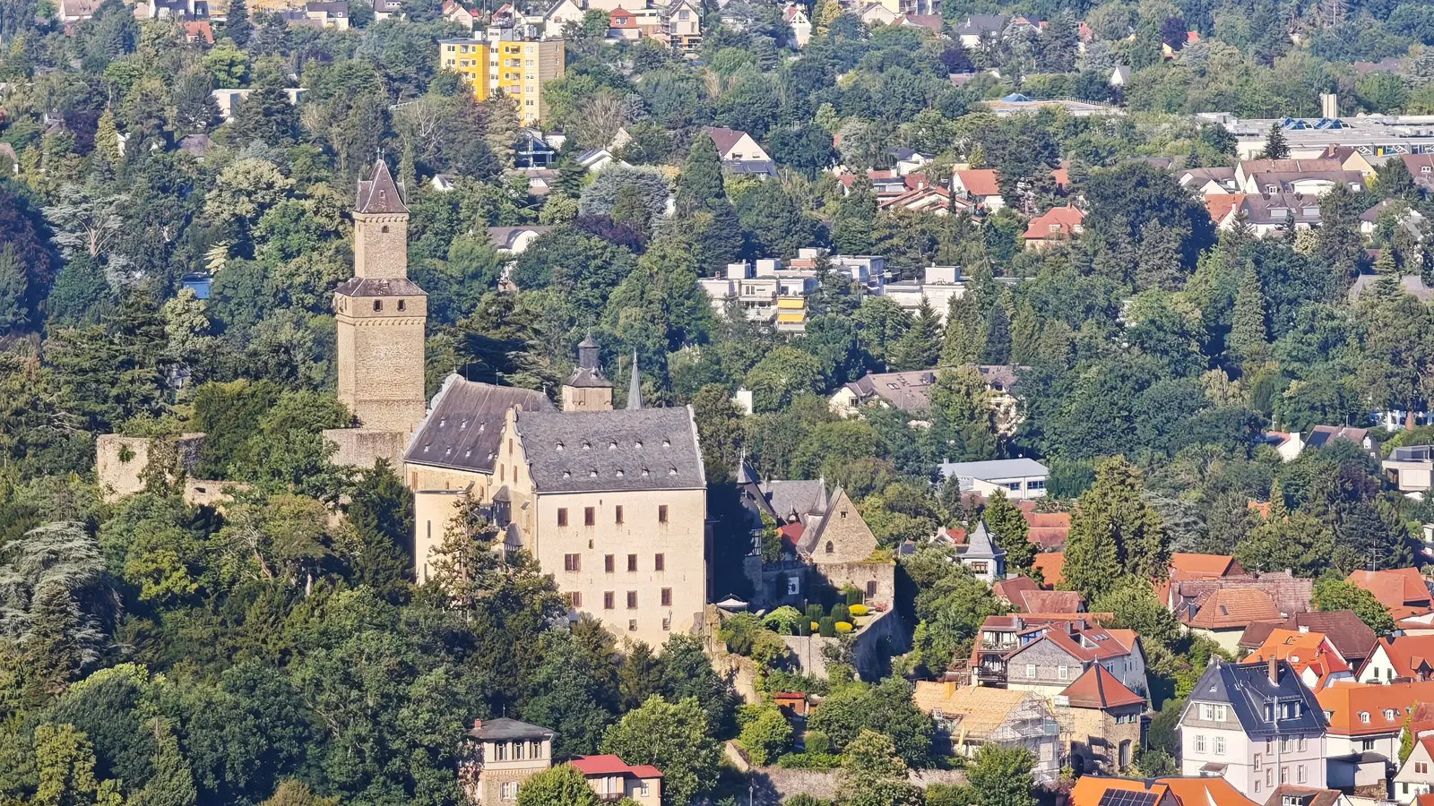 Burg Kronberg über der Altstadt und den Villen von Kronberg im Taunus
