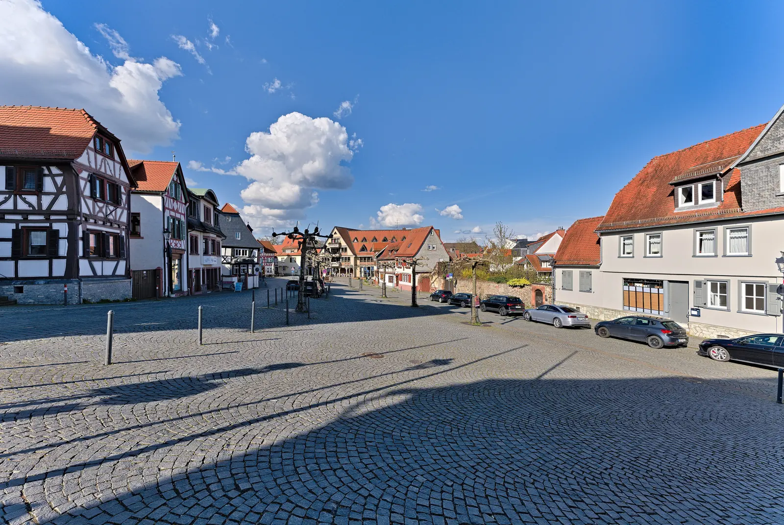 Marktplatz in der Oberurseler Altstadt mit Fachwerkhäusern