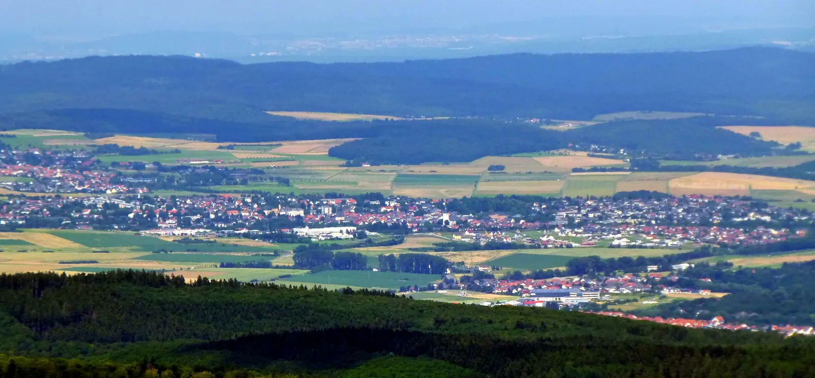 Blick vom Großen Feldberg über das Usinger Land mit Usingen und Neu-Anspach