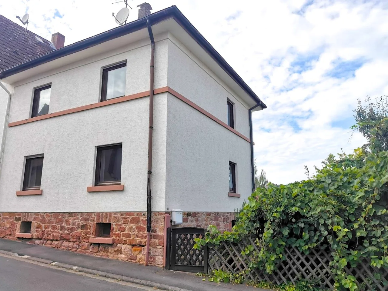 Strassenansicht, *Einfamilienhaus mit Garten und Garage zum Selbstgestalten*