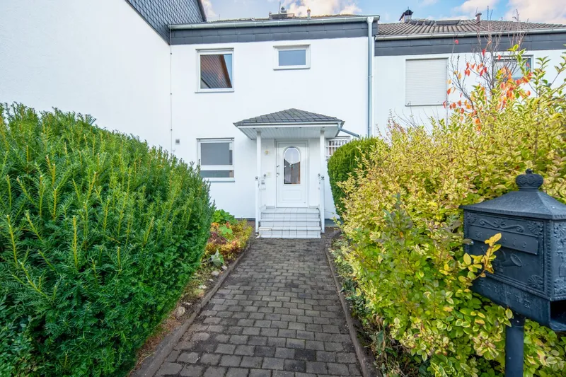 Strassenansicht, Grosszügiges Reihenmittelhaus mit Garten in ruhiger Lage