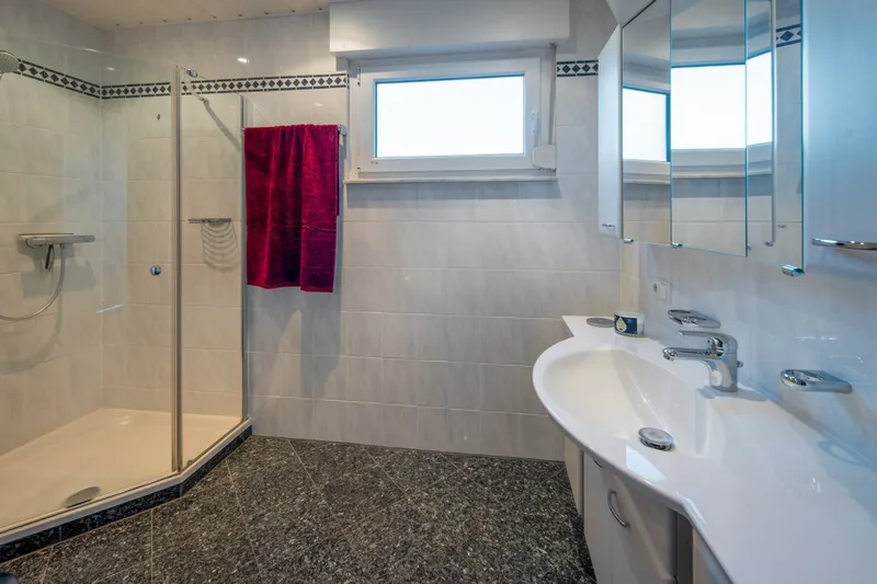 OG_Bad mit Dusche, *Grosszügiges Reihenmittelhaus mit Garten in ruhiger Lage*