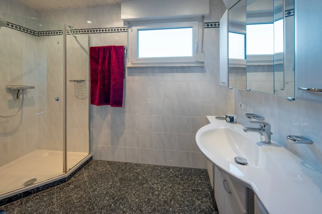 OG_Bad mit Dusche, *Grosszügiges Reihenmittelhaus mit Garten in ruhiger Lage*