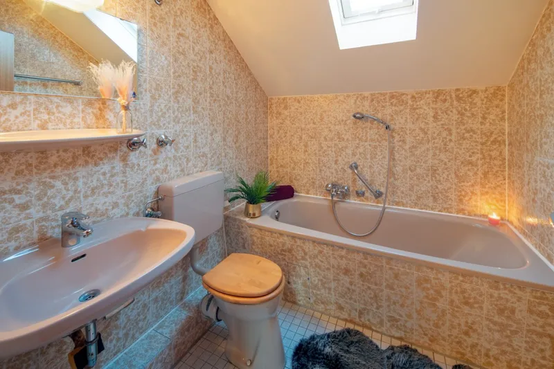 DG_Bad mit Wanne, *Grosszügiges Reihenmittelhaus mit Garten in ruhiger Lage*