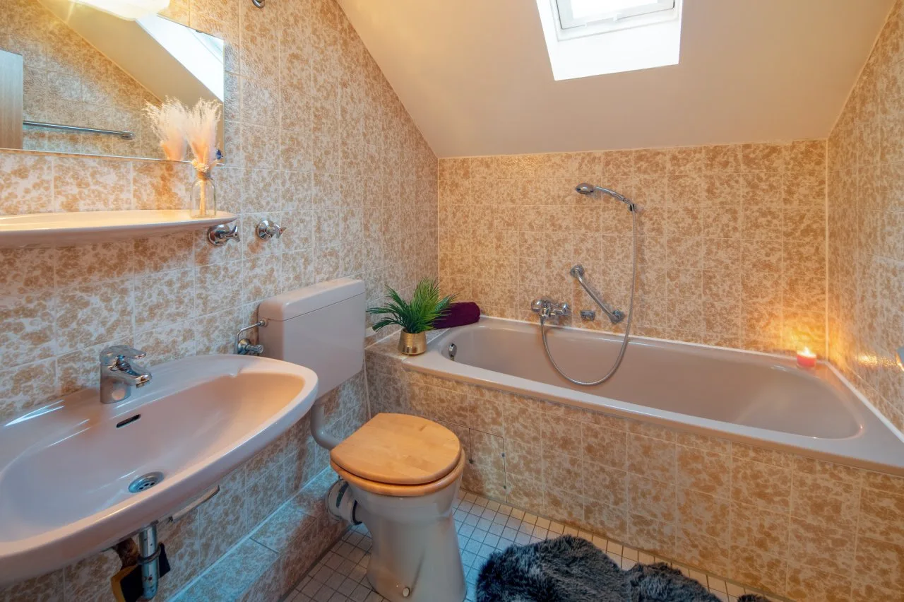 DG_Bad mit Wanne, *Grosszügiges Reihenmittelhaus mit Garten in ruhiger Lage*