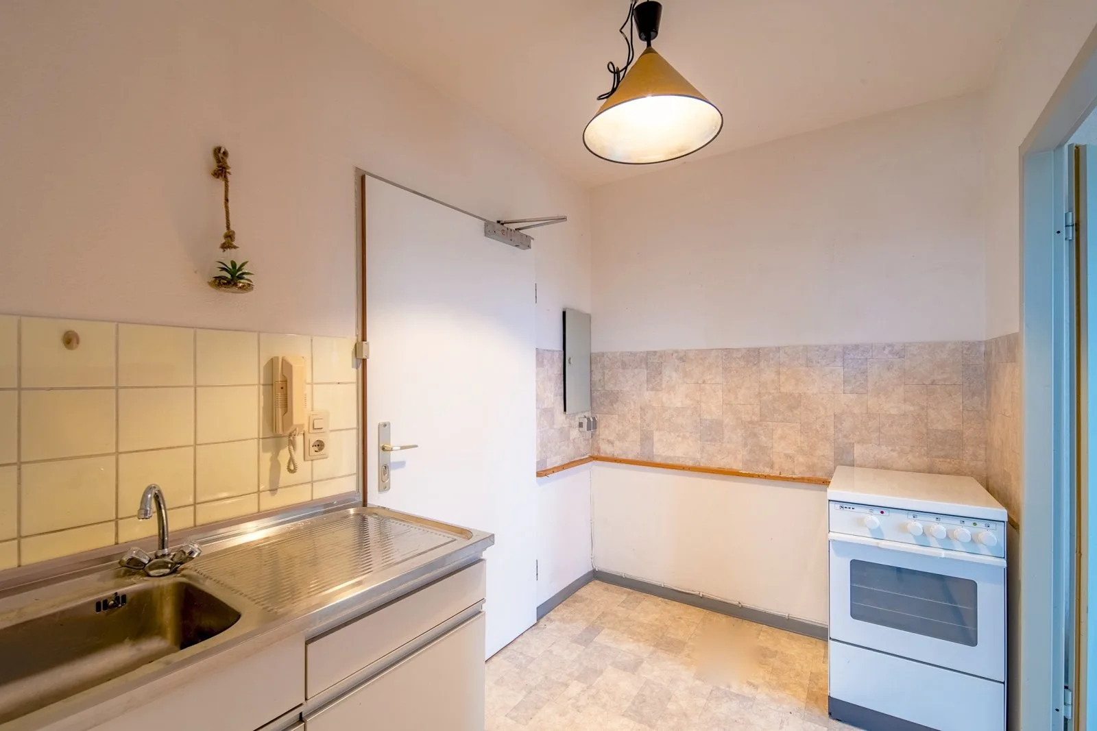 Küche, Über den Wolken ! 1-Zimmer-Apartment mit Fernblick/ Aufzug