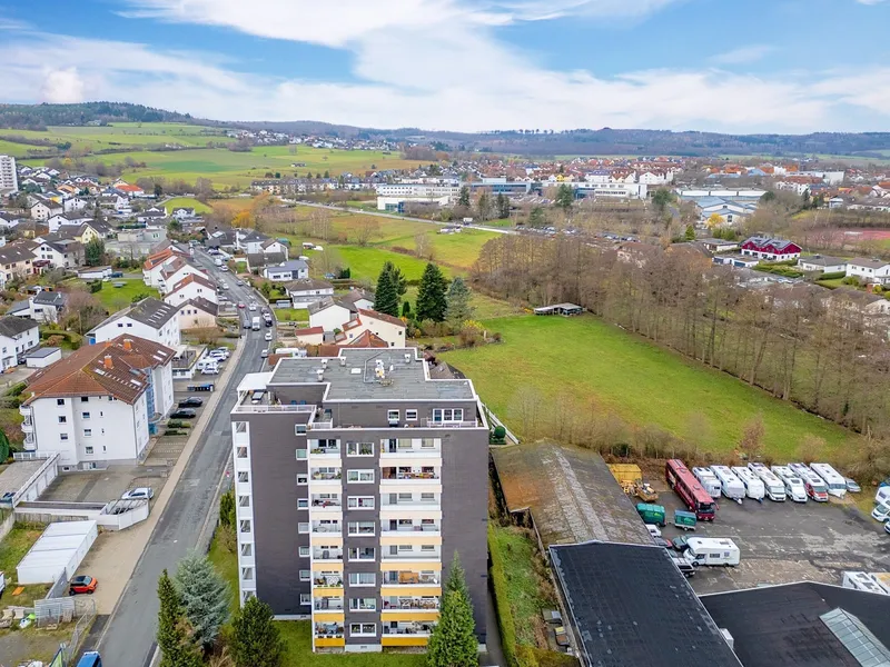 Luftaufnahme Wohngebäude, Über den Wolken ! 1-Zimmer-Apartment mit Fernblick/ Aufzug