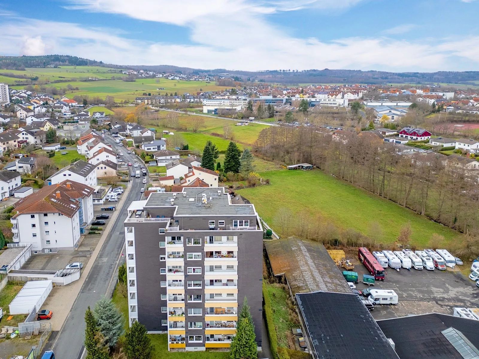 Luftaufnahme Wohngebäude, Über den Wolken ! 1-Zimmer-Apartment mit Fernblick/ Aufzug