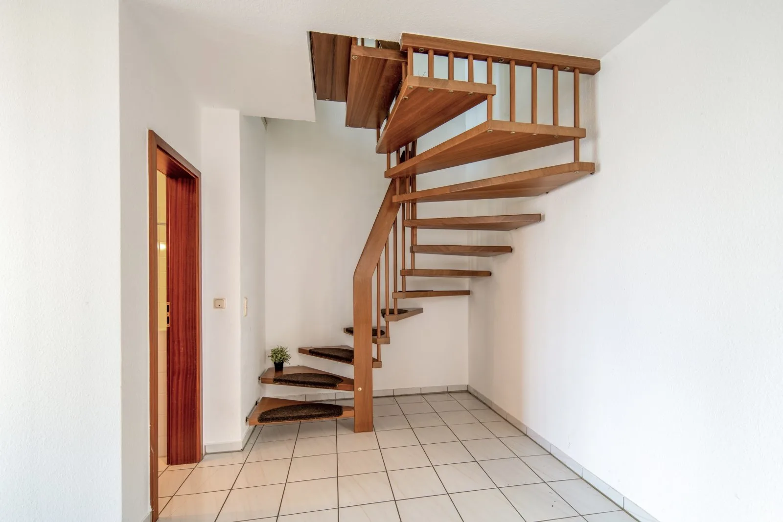 EG_Aufgang zum 1.Obergeschoss, 3-Zimmer / Wie im eigenem Haus *IDEAL FÜR PAARE + SINGLES*