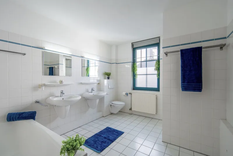OG_Badezimmer mit Dusche und Wanne, 3-Zimmer / Wie im eigenem Haus *IDEAL FÜR PAARE + SINGLES*