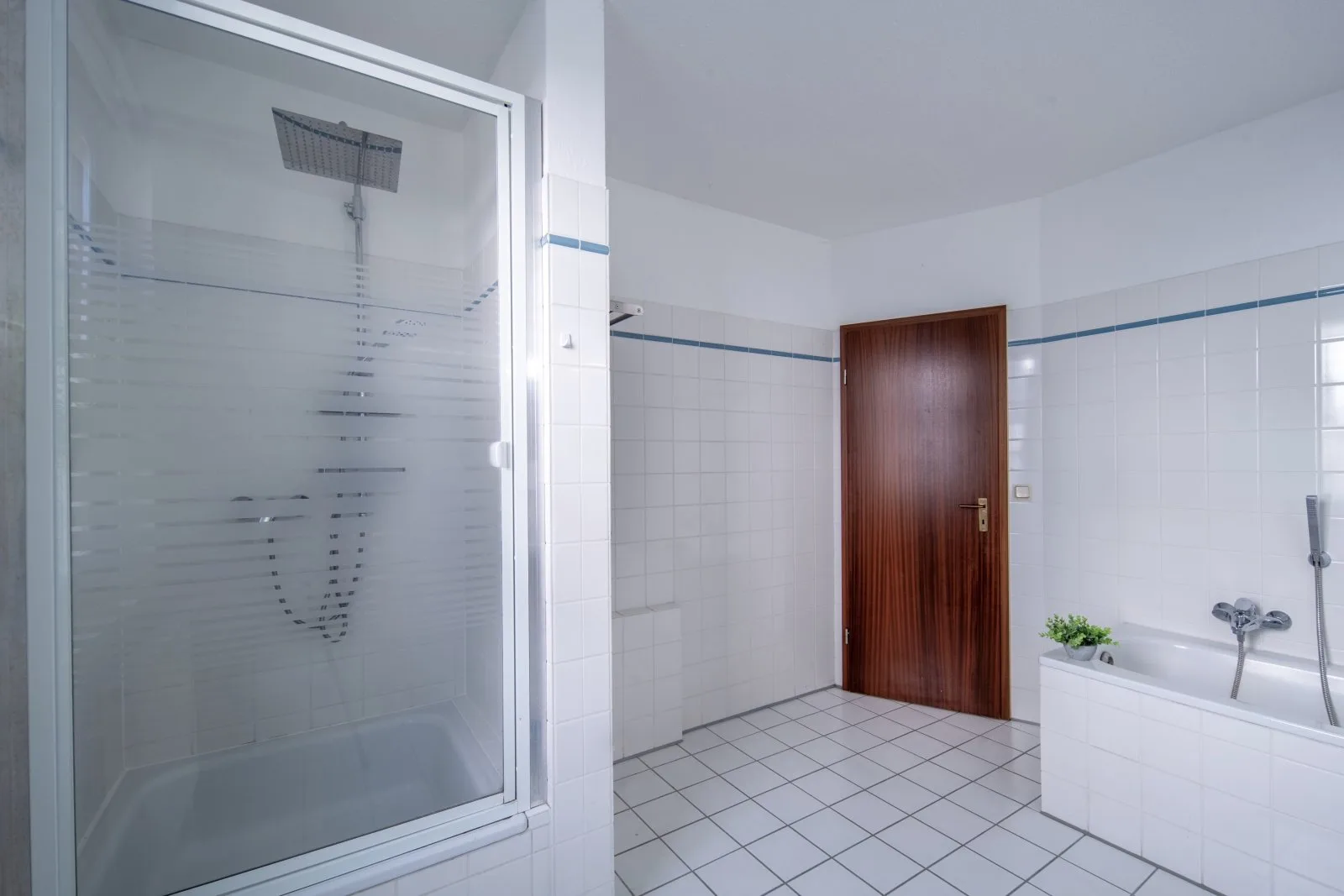OG_Badezimmer mit Dusche und Wanne, 3-Zimmer / Wie im eigenem Haus *IDEAL FÜR PAARE + SINGLES*