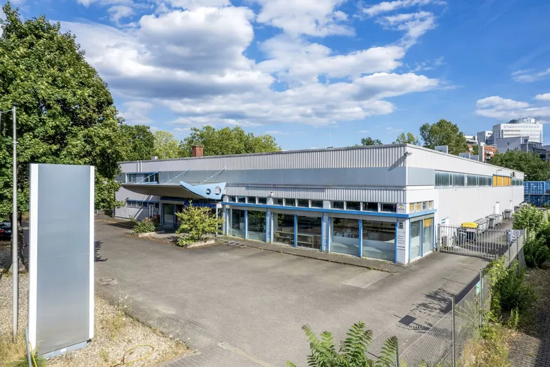Luftbild_Gebäudeansicht, Produktionsgebäude mit Büro- und Lagerfläche