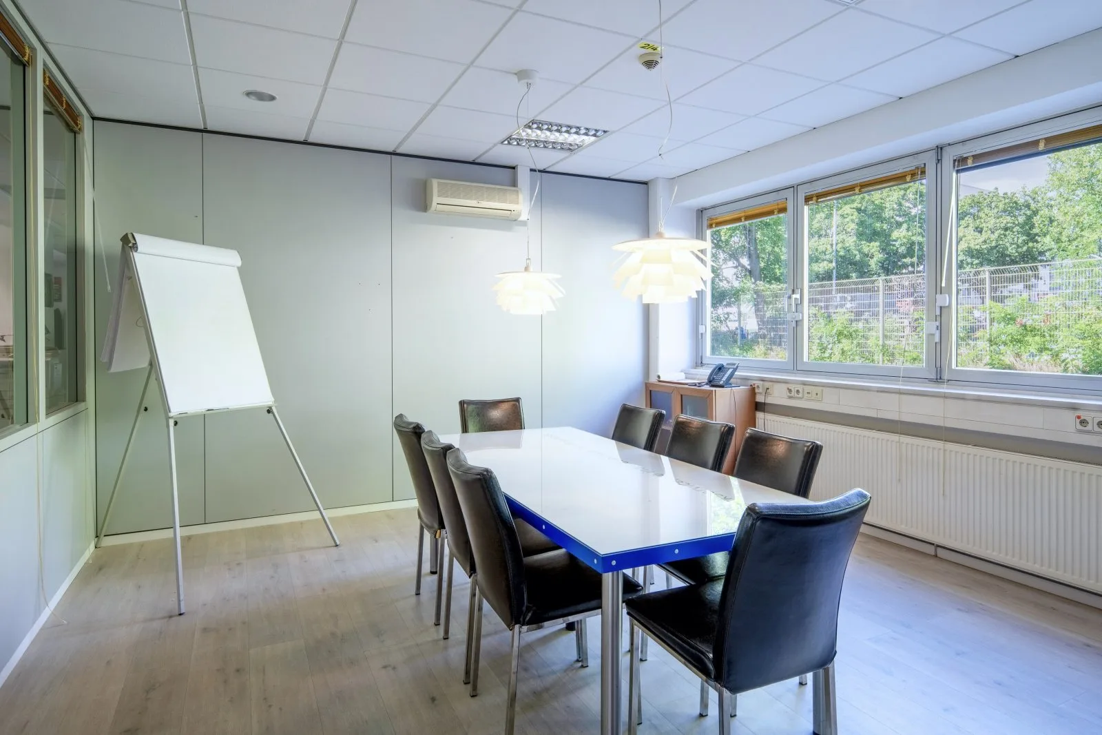 Konferenzraum, Produktionsgebäude mit Büro- und Lagerfläche