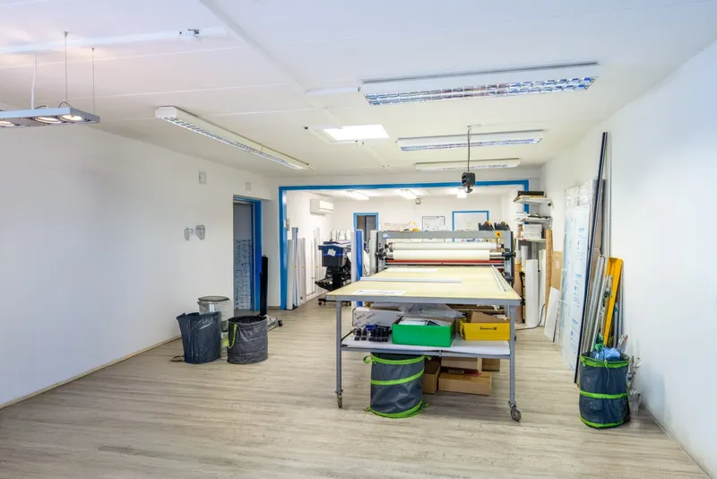 Anbau eingeschossig, TOP! Produktion/Lager/Büro + Stellplätze