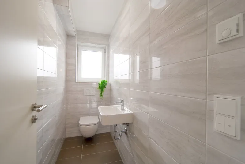 Tageslicht-Gäste-WC, Exklusive 4-Zimmer-Wohnung/3 -Familienhaus