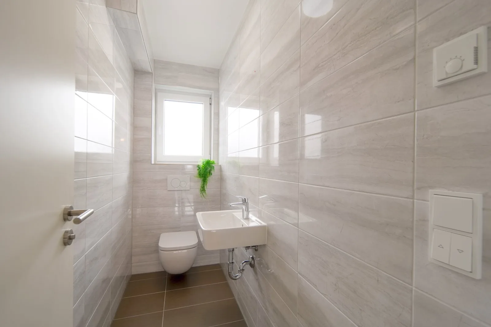 Tageslicht-Gäste-WC, Exklusive 4-Zimmer-Wohnung/3 -Familienhaus