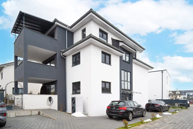 Süd-West-Ansicht Wohngebäude, Exklusive 4-Zimmer-Wohnung/3 -Familienhaus
