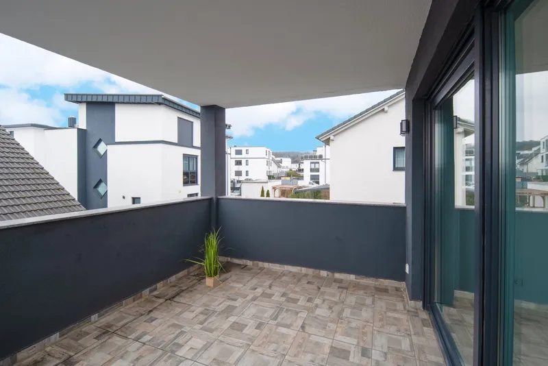 Grosse überdachte Loggia, Exklusive 4-Zimmer-Wohnung/3 -Familienhaus