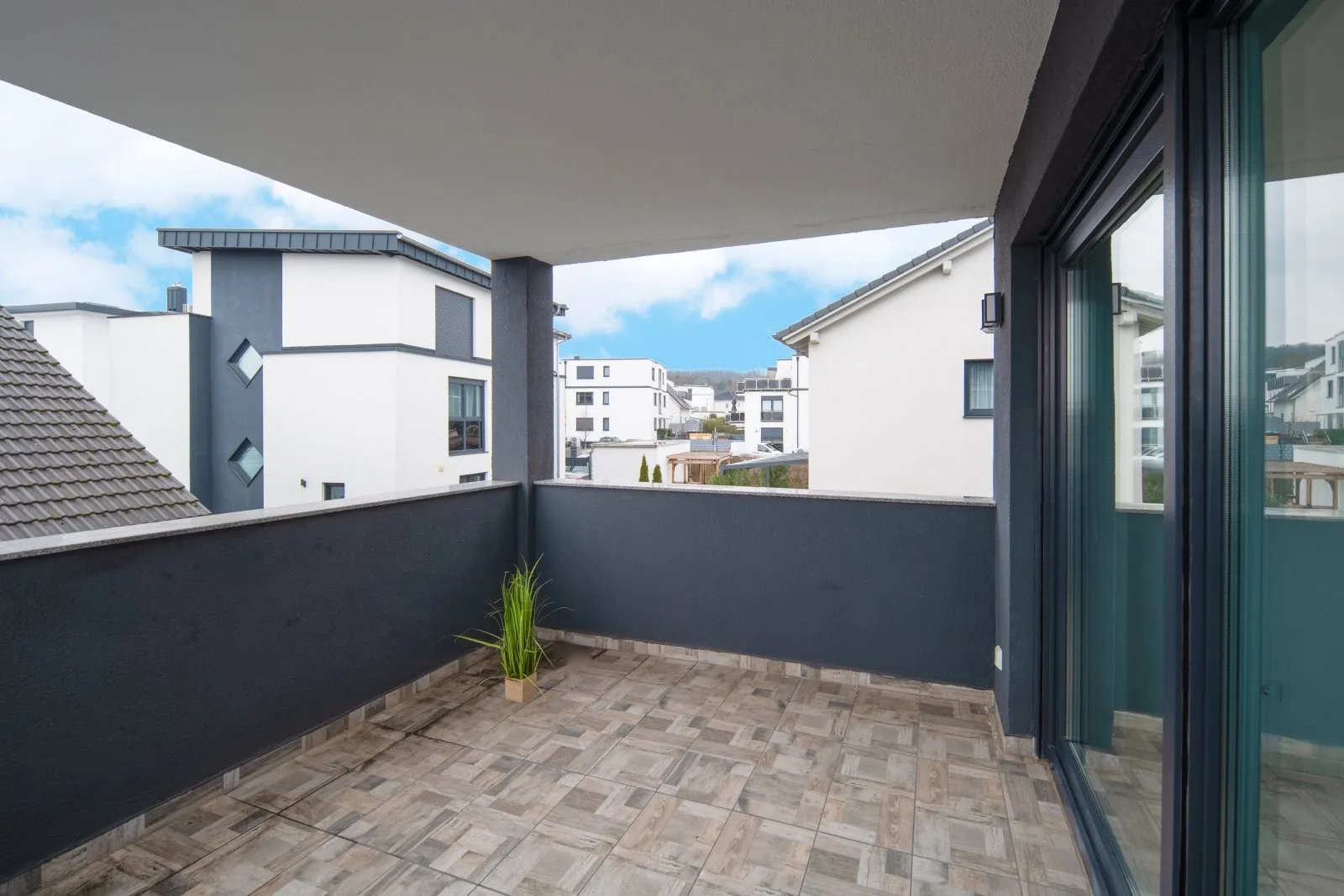 Grosse überdachte Loggia, Exklusive 4-Zimmer-Wohnung/3 -Familienhaus