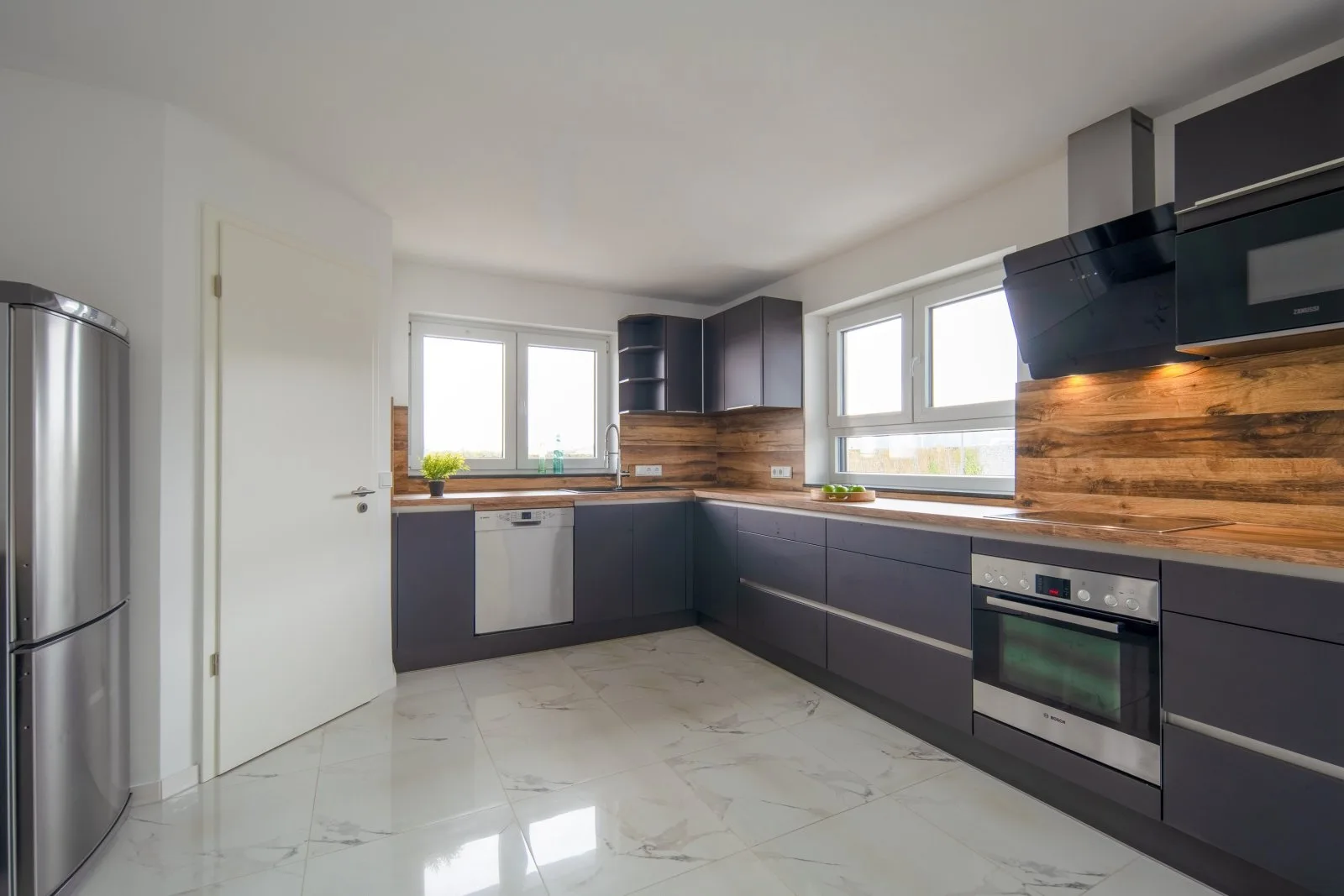 Einbauküche mit Vorratsraum, Exklusive 4-Zimmer-Wohnung/3 -Familienhaus