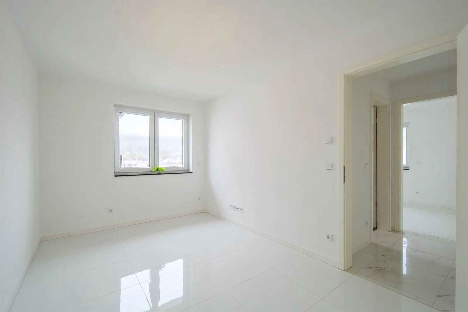 Schlafzimmer 1, Exklusive 4-Zimmer-Wohnung/3 -Familienhaus