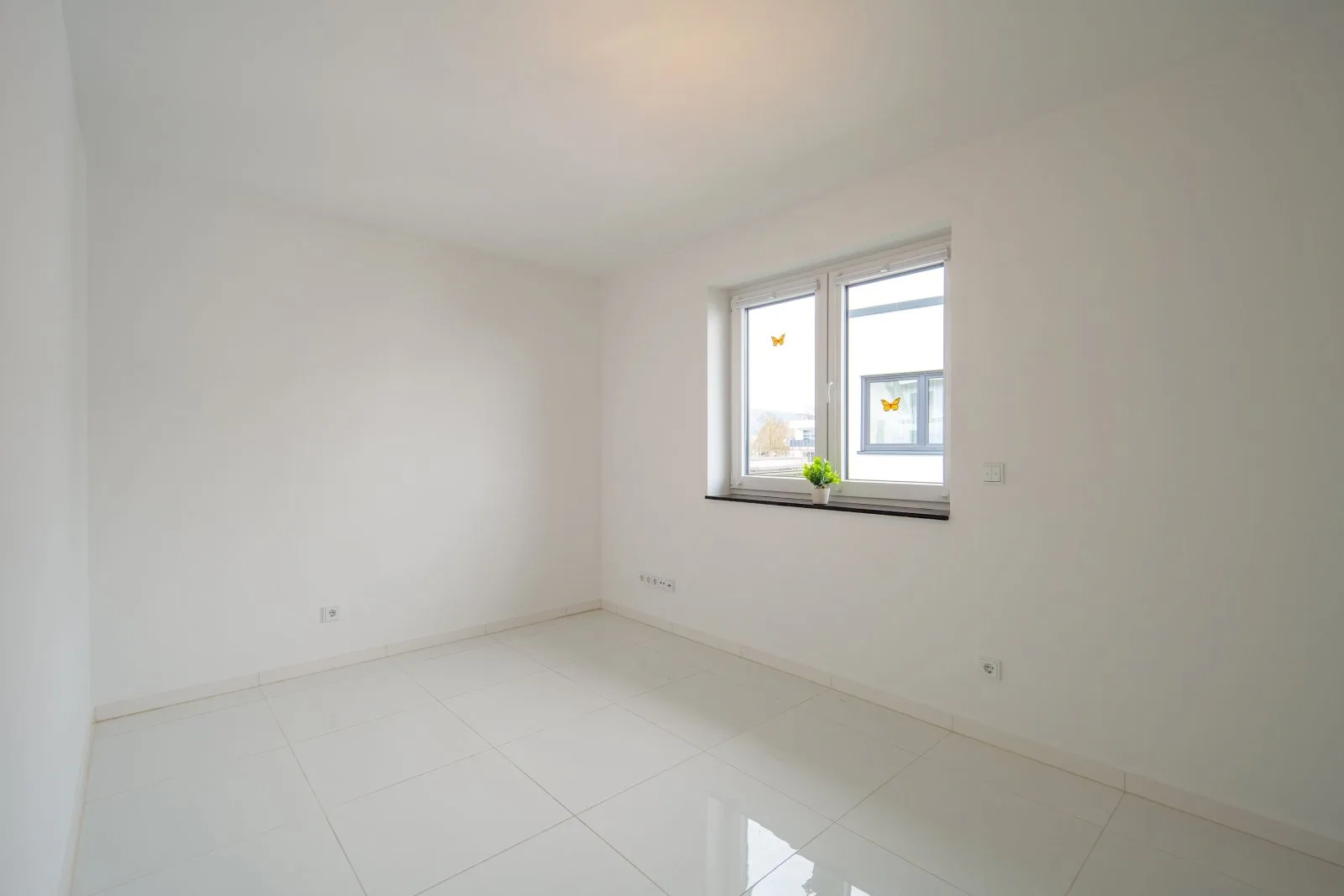 Schlafzimmer 2, Exklusive 4-Zimmer-Wohnung/3 -Familienhaus