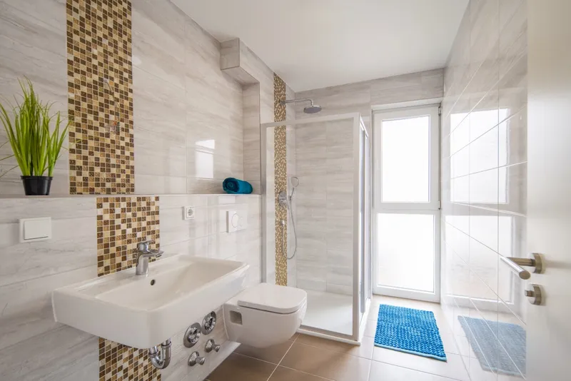Tageslichtbad mit Dusche und WC, Exklusive 4-Zimmer-Wohnung/3 -Familienhaus
